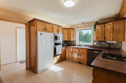80057 712 Township, Wembley, AB - Indoor Photo Showing Kitchen