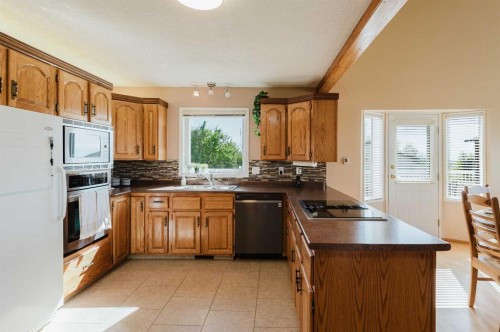 80057 712 Township, Wembley, AB - Indoor Photo Showing Kitchen With Double Sink