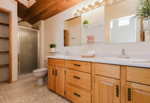 80057 712 Township, Wembley, AB - Indoor Photo Showing Bathroom