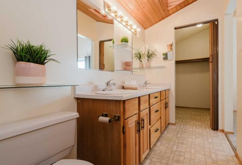 80057 712 Township, Wembley, AB - Indoor Photo Showing Bathroom