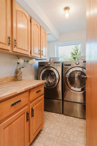 80057 712 Township, Wembley, AB - Indoor Photo Showing Laundry Room