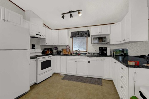 9518 111 Avenue, Clairmont, AB - Indoor Photo Showing Kitchen With Double Sink