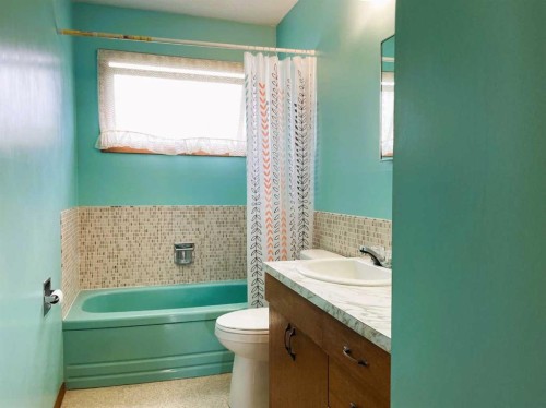 11209 103 Avenue, Fairview, AB - Indoor Photo Showing Bathroom