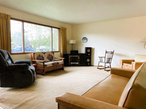11209 103 Avenue, Fairview, AB - Indoor Photo Showing Living Room