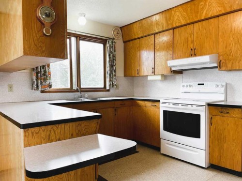 11209 103 Avenue, Fairview, AB - Indoor Photo Showing Kitchen