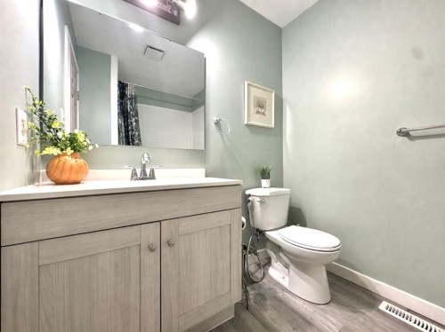 9928 93 Avenue, Wembley, AB - Indoor Photo Showing Bathroom
