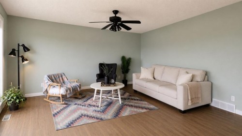 9928 93 Avenue, Wembley, AB - Indoor Photo Showing Living Room