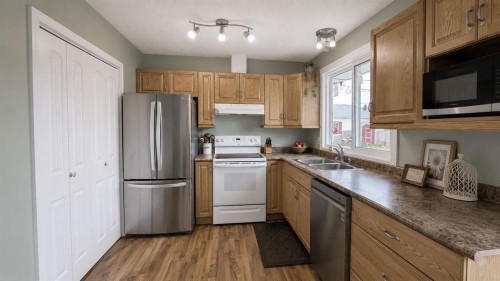 9928 93 Avenue, Wembley, AB - Indoor Photo Showing Kitchen With Double Sink