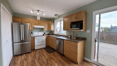 9928 93 Avenue, Wembley, AB - Indoor Photo Showing Kitchen With Double Sink