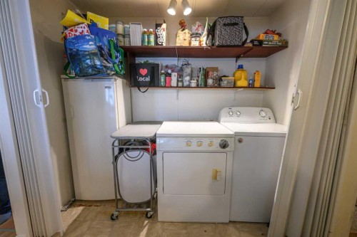 9915 99 Street, Wembley, AB - Indoor Photo Showing Laundry Room