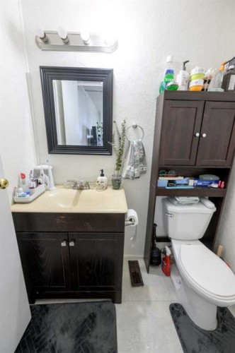 9915 99 Street, Wembley, AB - Indoor Photo Showing Bathroom
