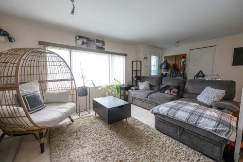 9915 99 Street, Wembley, AB - Indoor Photo Showing Living Room