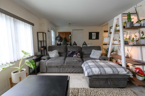 9915 99 Street, Wembley, AB - Indoor Photo Showing Living Room