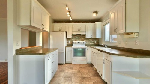 9805 75 Avenue, Peace River, AB 