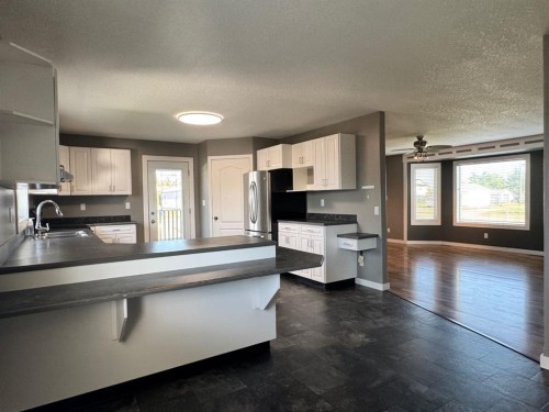 908 4 Avenue, Hines Creek, AB - Indoor Photo Showing Kitchen