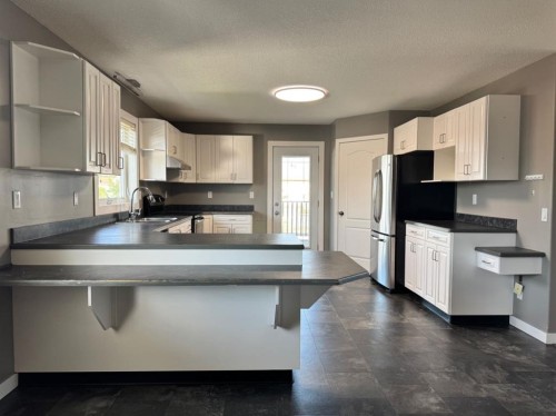 908 4 Avenue, Hines Creek, AB - Indoor Photo Showing Kitchen