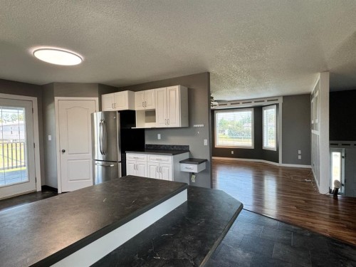908 4 Avenue, Hines Creek, AB - Indoor Photo Showing Kitchen