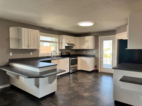 908 4 Avenue, Hines Creek, AB - Indoor Photo Showing Kitchen With Double Sink