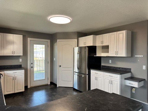 908 4 Avenue, Hines Creek, AB - Indoor Photo Showing Kitchen