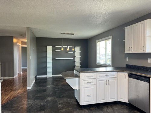 908 4 Avenue, Hines Creek, AB - Indoor Photo Showing Kitchen