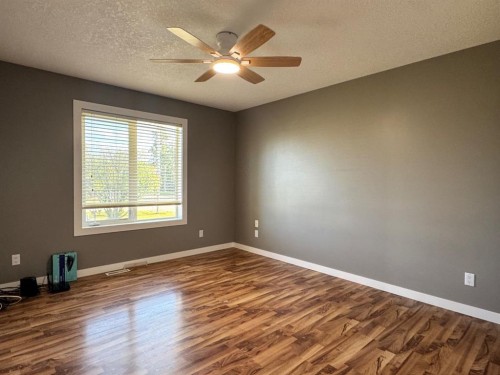 908 4 Avenue, Hines Creek, AB - Indoor Photo Showing Other Room