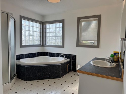 908 4 Avenue, Hines Creek, AB - Indoor Photo Showing Bathroom