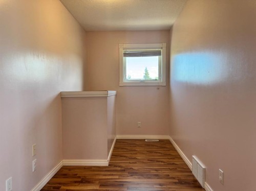 908 4 Avenue, Hines Creek, AB - Indoor Photo Showing Other Room