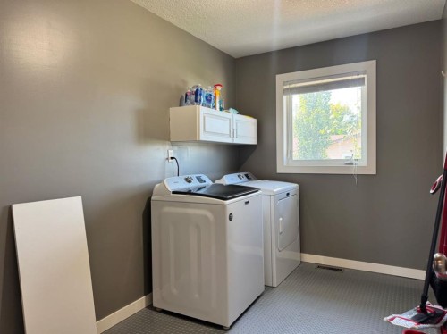 908 4 Avenue, Hines Creek, AB - Indoor Photo Showing Laundry Room