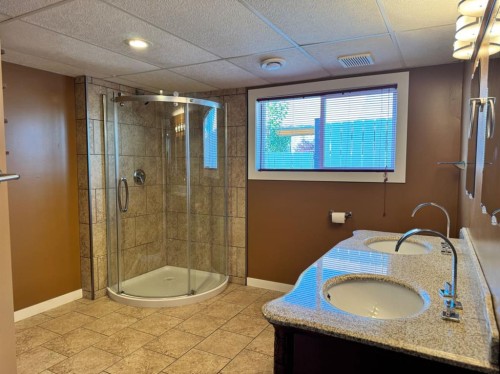 908 4 Avenue, Hines Creek, AB - Indoor Photo Showing Bathroom