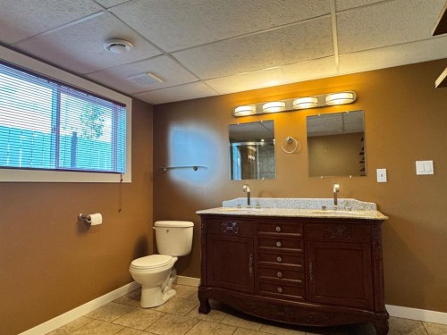 908 4 Avenue, Hines Creek, AB - Indoor Photo Showing Bathroom
