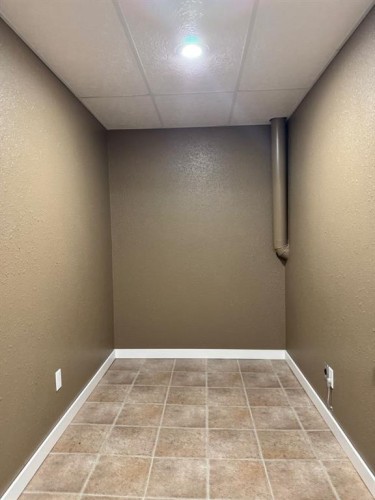 908 4 Avenue, Hines Creek, AB - Indoor Photo Showing Other Room