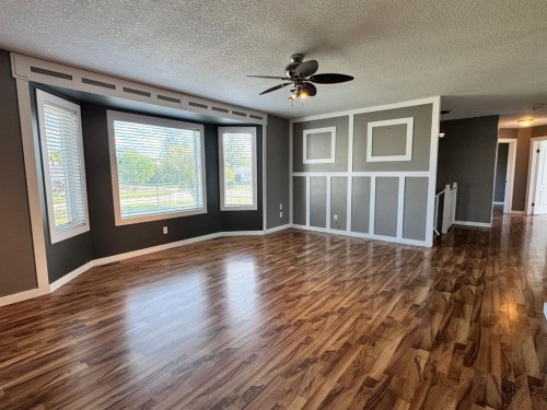 908 4 Avenue, Hines Creek, AB - Indoor Photo Showing Other Room