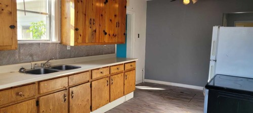 10304 114 Street, Fairview, AB - Indoor Photo Showing Kitchen With Double Sink