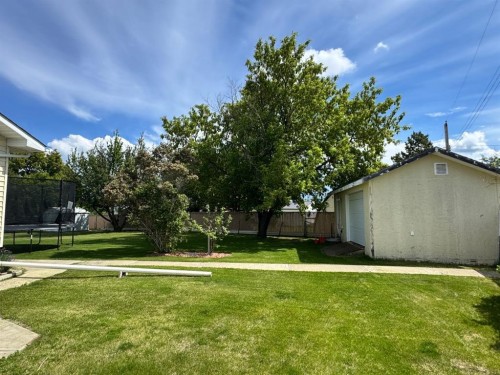 920 5 Avenue, Hines Creek, AB 
