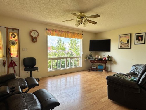 920 5 Avenue, Hines Creek, AB 