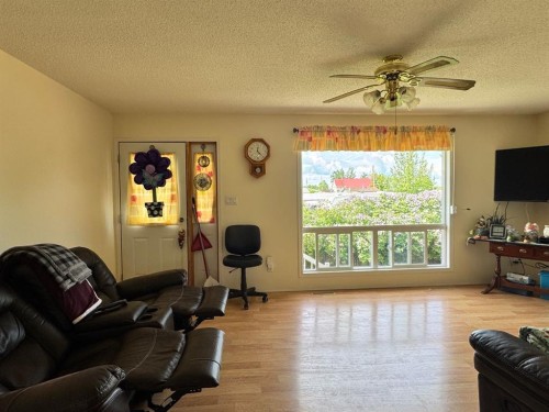 920 5 Avenue, Hines Creek, AB 