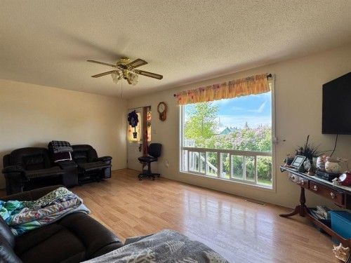 920 5 Avenue, Hines Creek, AB 