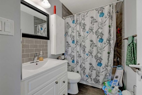 9724 94 Avenue, Wembley, AB - Indoor Photo Showing Bathroom