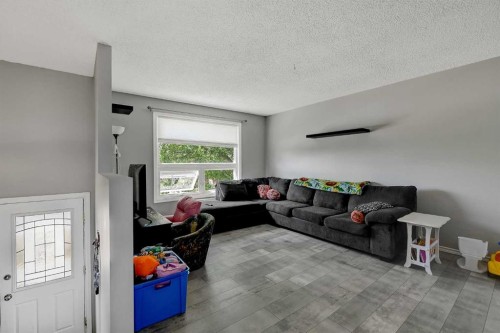 9724 94 Avenue, Wembley, AB - Indoor Photo Showing Living Room
