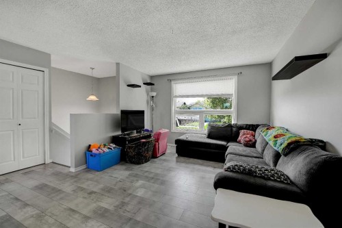 9724 94 Avenue, Wembley, AB - Indoor Photo Showing Living Room