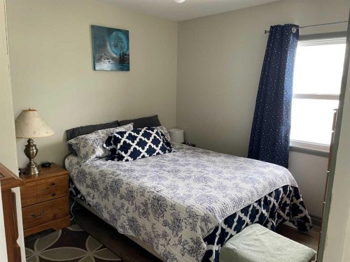 932 4 Avenue, Hines Creek, AB 