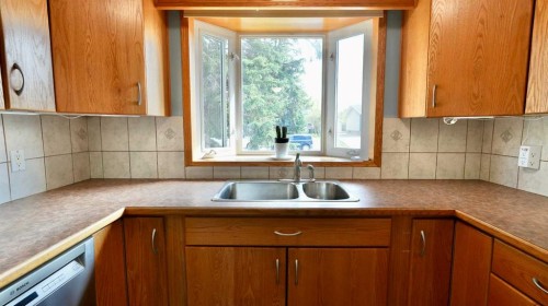 9714 77 Avenue, Peace River, AB 