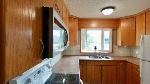9714 77 Avenue, Peace River, AB 