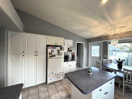806 Cherry Crescent, Beaverlodge, AB - Indoor Photo Showing Kitchen