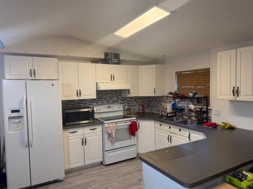 9610 101 Avenue, Clairmont, AB - Indoor Photo Showing Kitchen With Double Sink