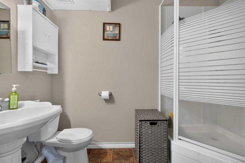 10004-93 Ave, Wembley, AB - Indoor Photo Showing Bathroom