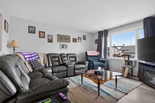 10004-93 Ave, Wembley, AB - Indoor Photo Showing Living Room