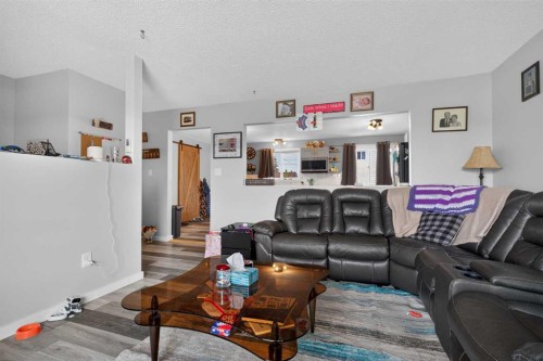 10004-93 Ave, Wembley, AB - Indoor Photo Showing Living Room
