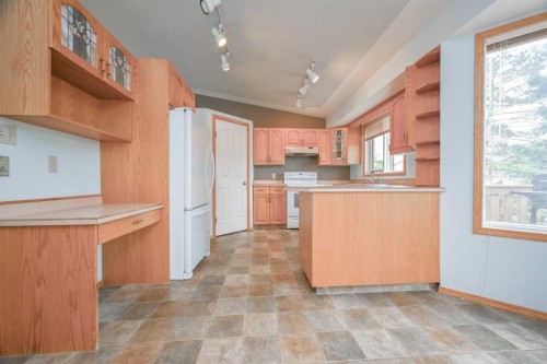 902 Birch Street, Beaverlodge, AB - Indoor Photo Showing Kitchen