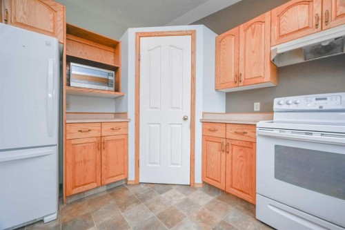 902 Birch Street, Beaverlodge, AB - Indoor Photo Showing Kitchen